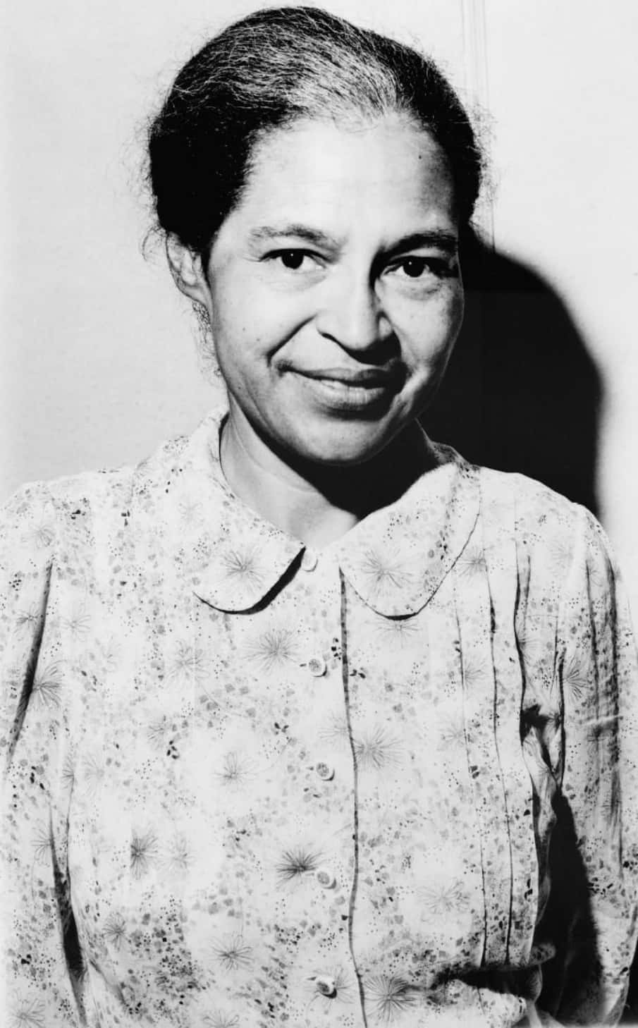En sort og hvid foto af en kvinde smilende