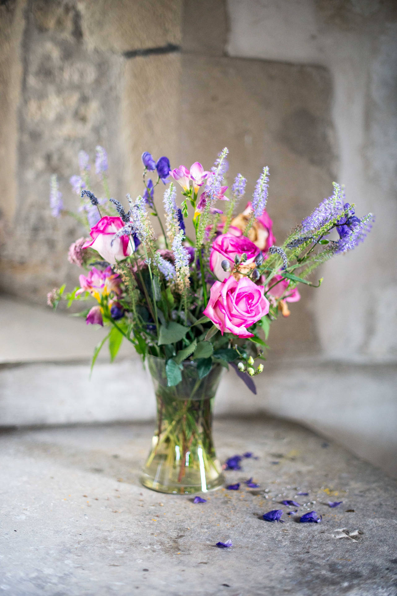A Bouquet of Rose and Lavender in an Outdoor Vase Wallpaper