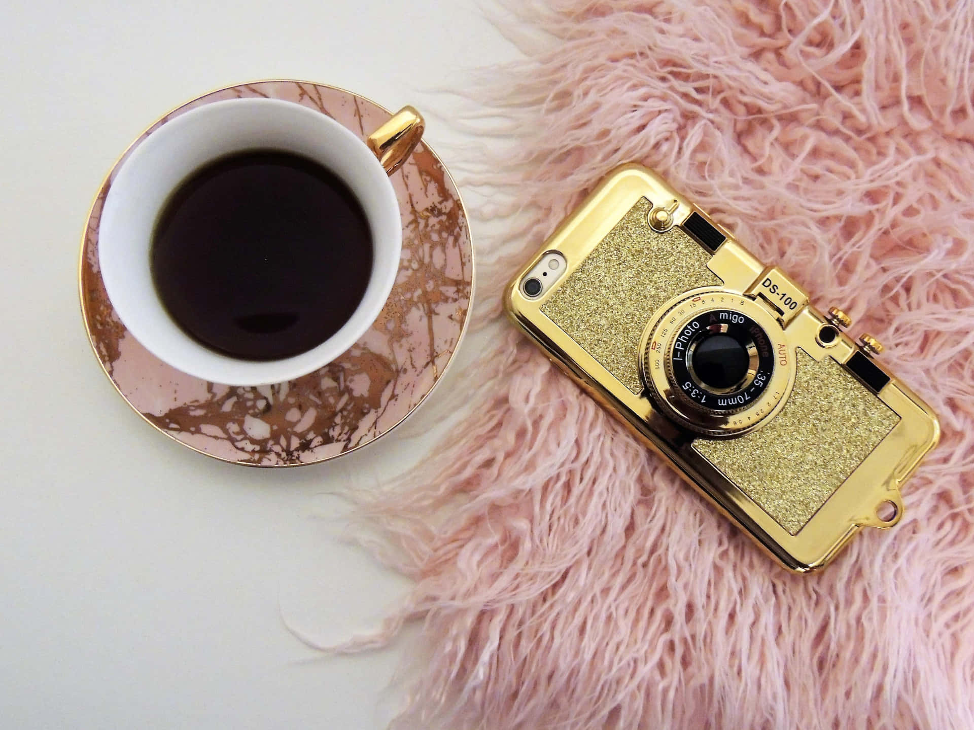 Unatazza Di Caffè E Una Fotocamera Dorata Su Una Pelliccia Rosa Sfondo