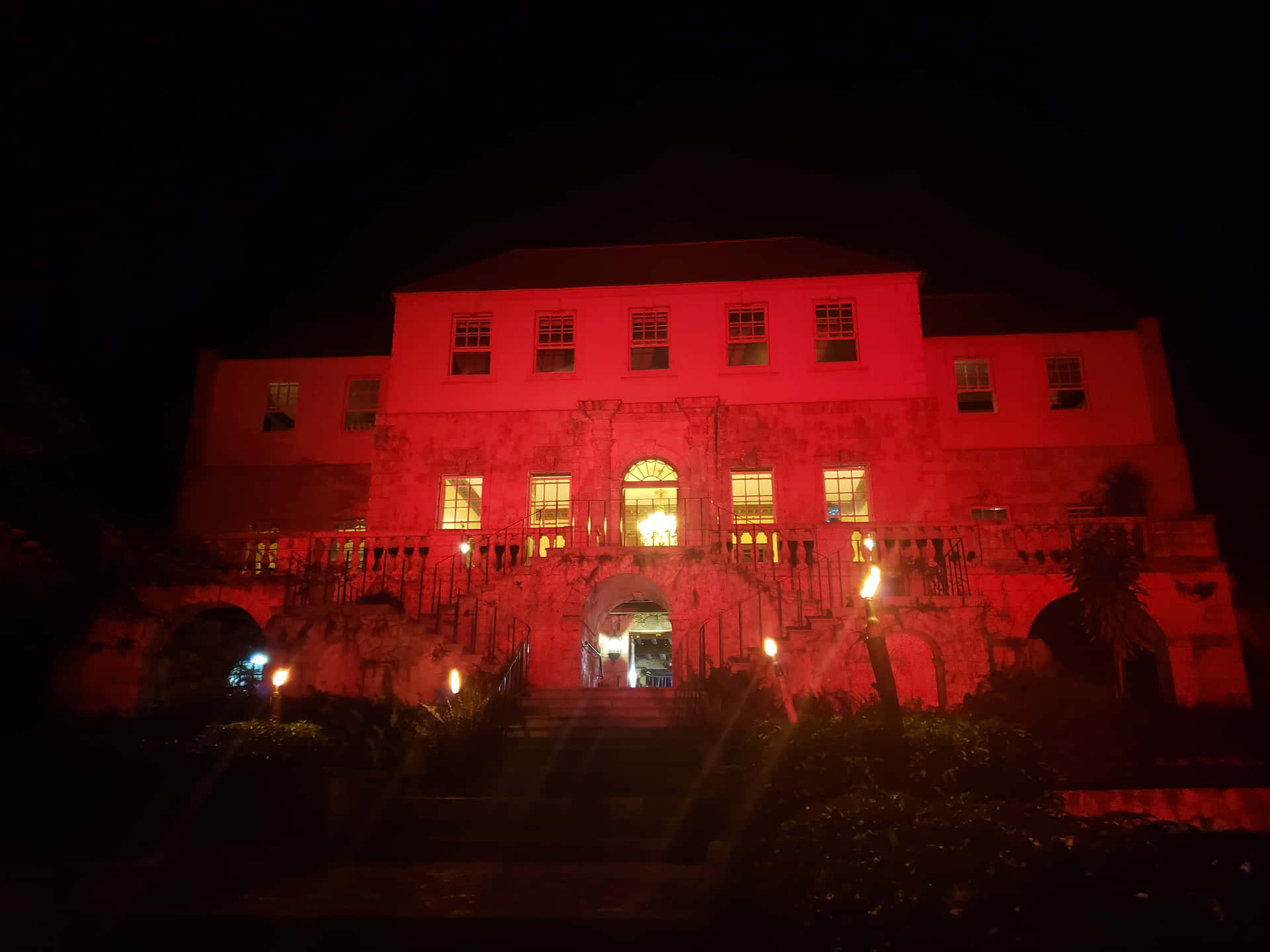 Casagrande Rose Hall De Noche Con Luces Rojas Fondo de pantalla