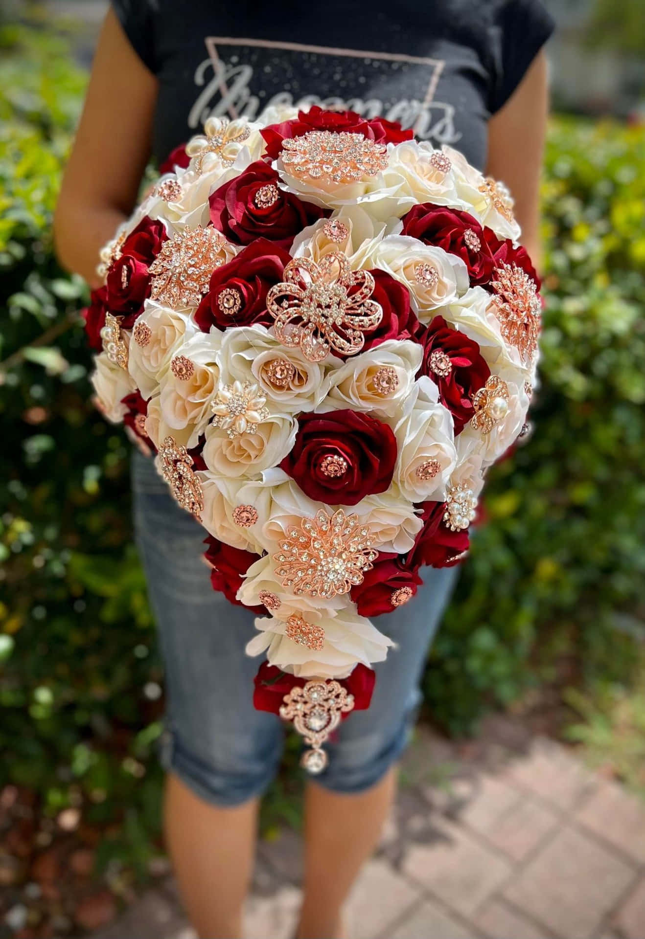 Elegant Roses Wedding Arrangement Wallpaper