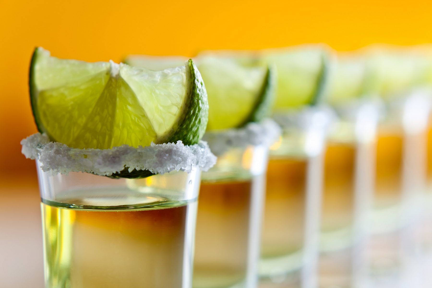 Fileirade Copos De Tequila Com Limões Em Cima. Papel de Parede
