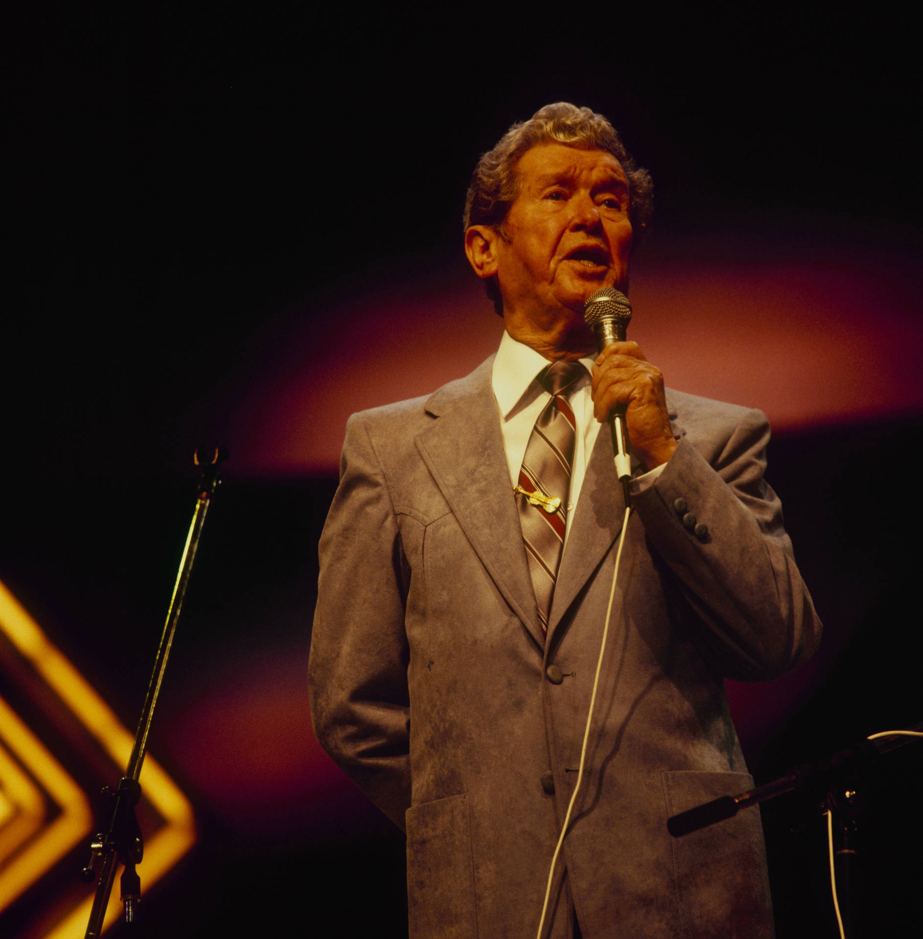 Roy Acuff Soulful Live Performance Wallpaper