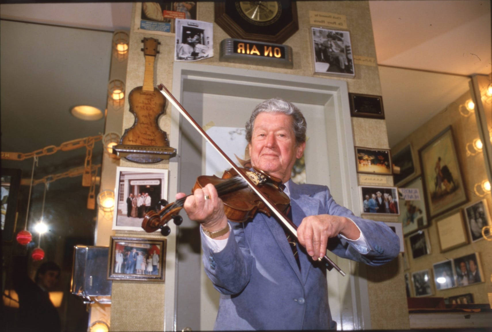 Royacuff Violinista Artista. Papel de Parede