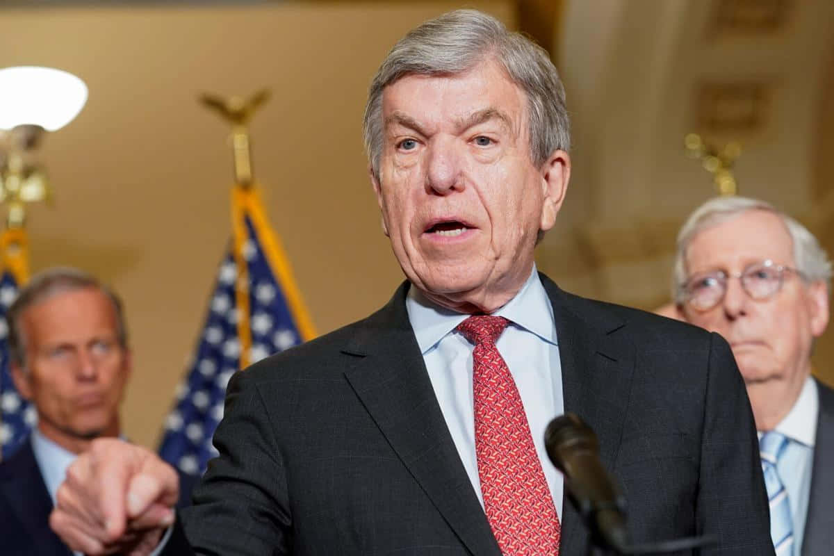 Low Angle Shot of Roy Blunt in Clear Vision Wallpaper