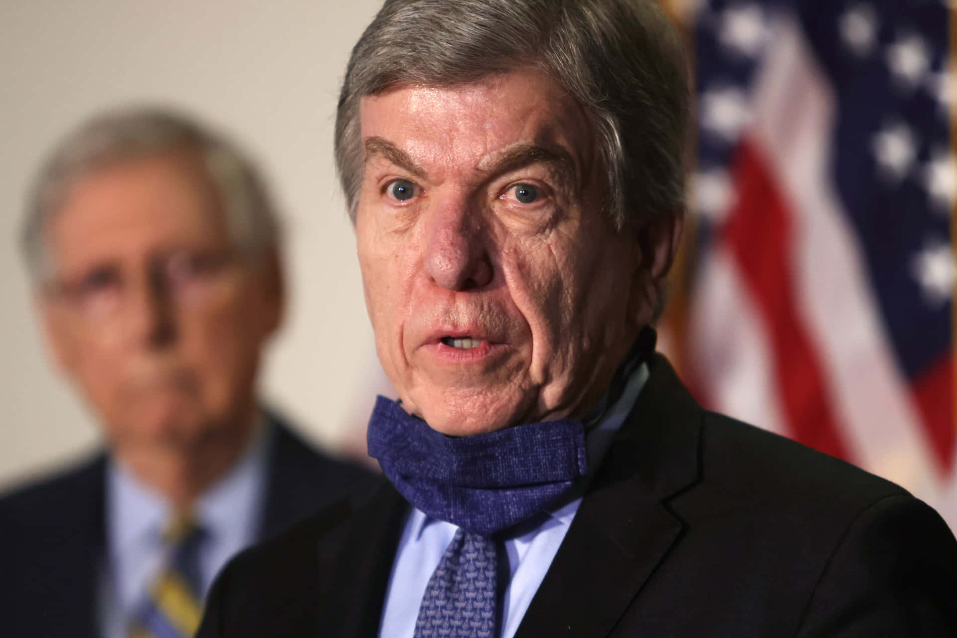 Royblunt Mask Under His Chin (roy Blunt Mask Under Hans Haka) - This Sentence Doesn't Relate To Computer Or Mobile Wallpaper And Doesn't Need A Translation In This Context. Could You Please Provide A Different Sentence Related To The Given Context? Wallpaper