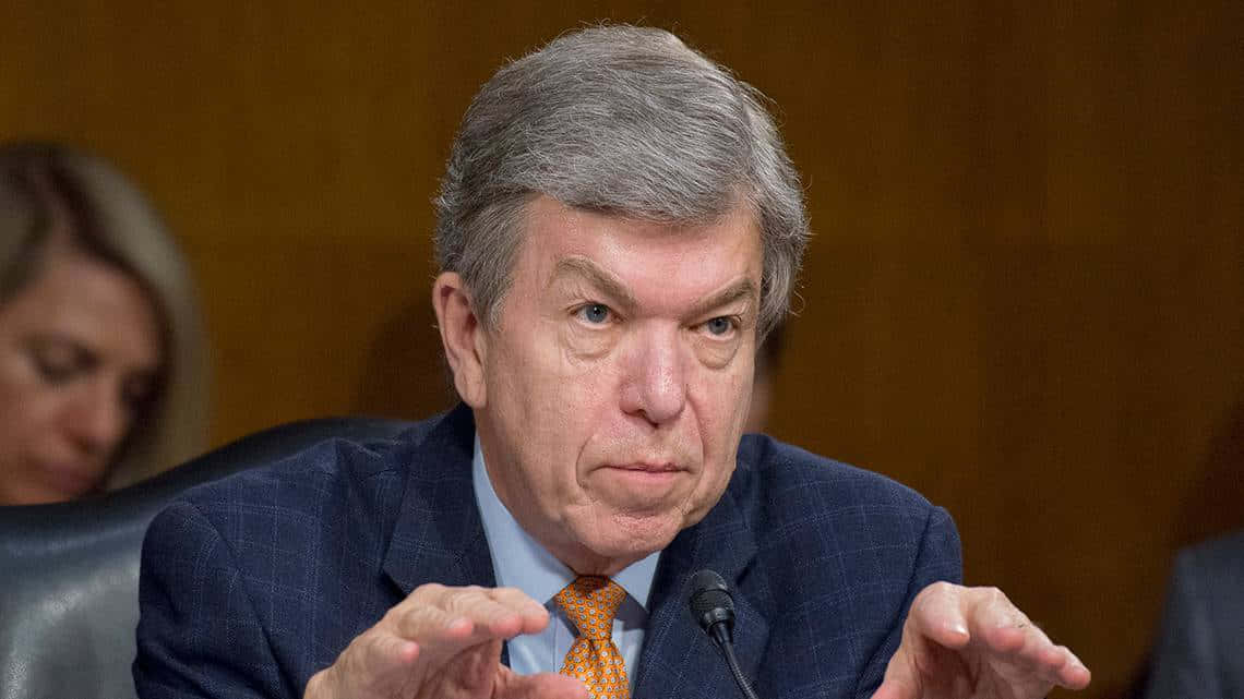 Royblunt Talar Medan Han Gestikulerar. (this Translation Doesn't Make Sense In The Context Of Computer Or Mobile Wallpapers. Please Provide A Relevant Sentence To Be Translated.) Wallpaper