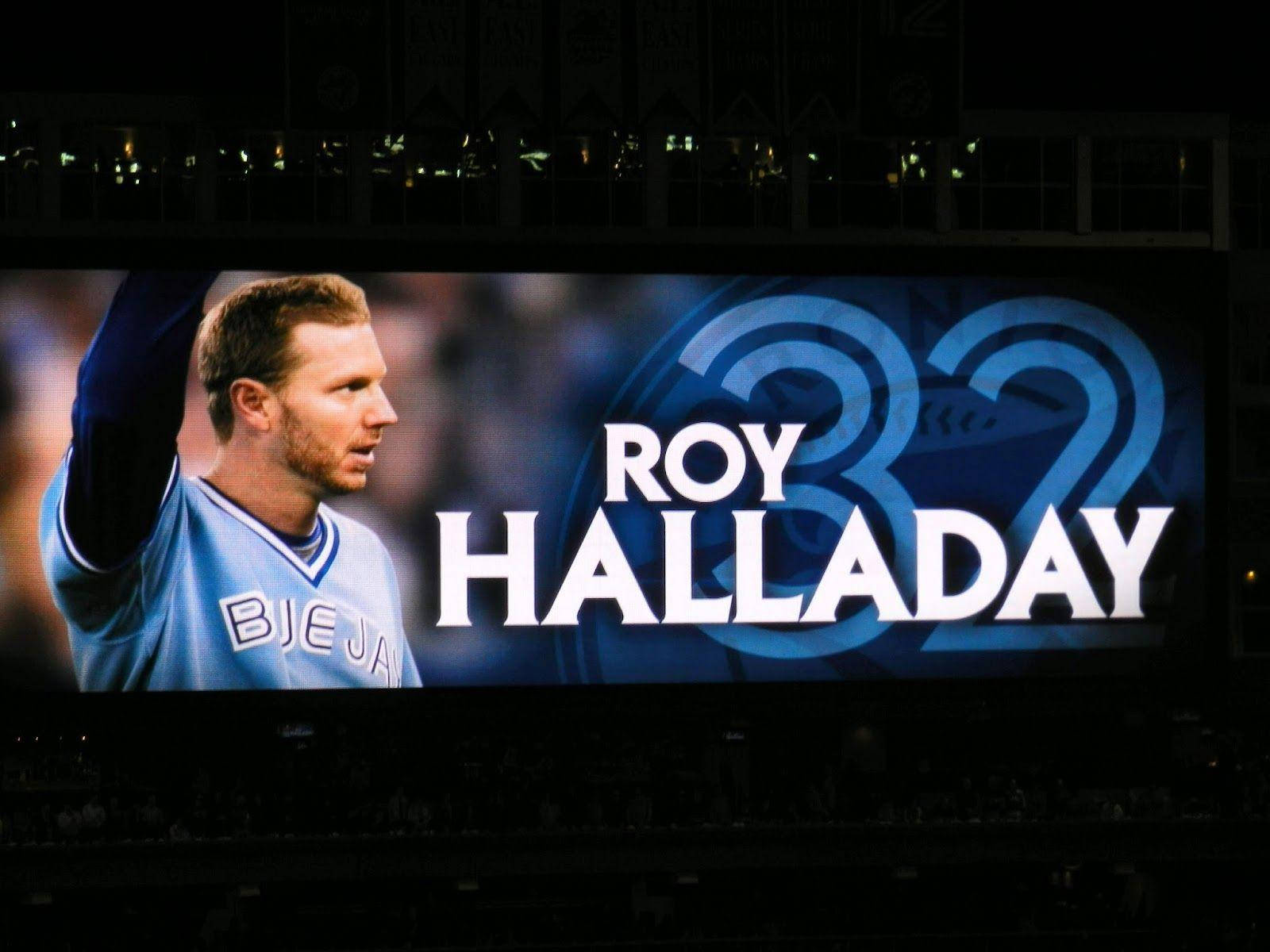 Cartelpublicitario De Roy Halladay De Los Toronto Blue Jays. Fondo de pantalla