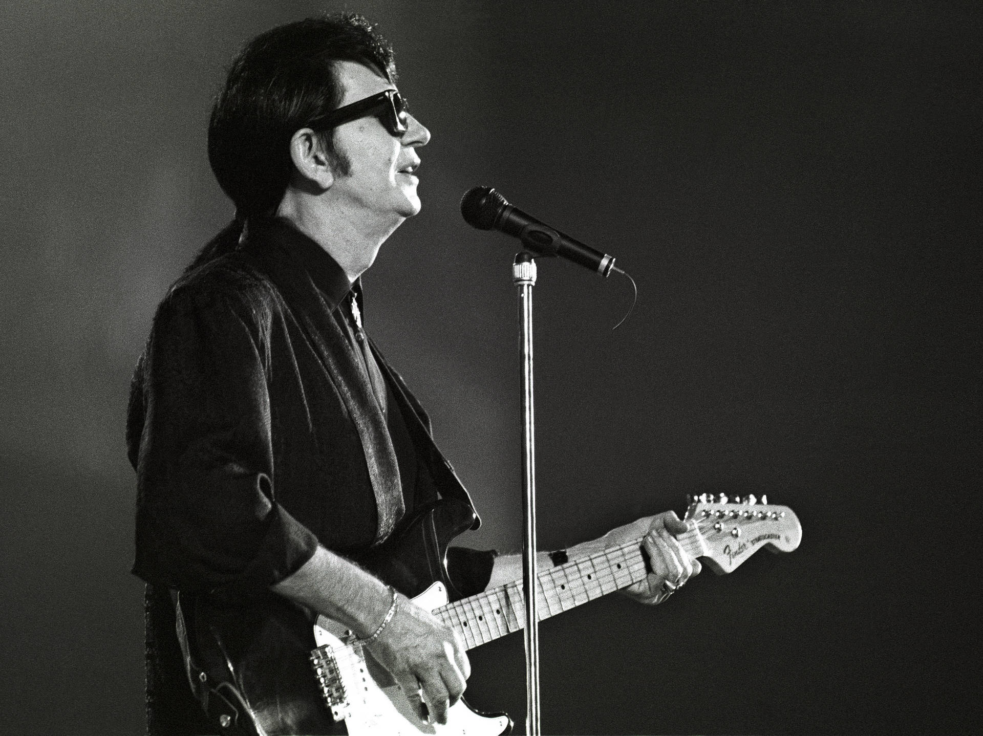 Roy Orbison Black And White Live Performance Wallpaper