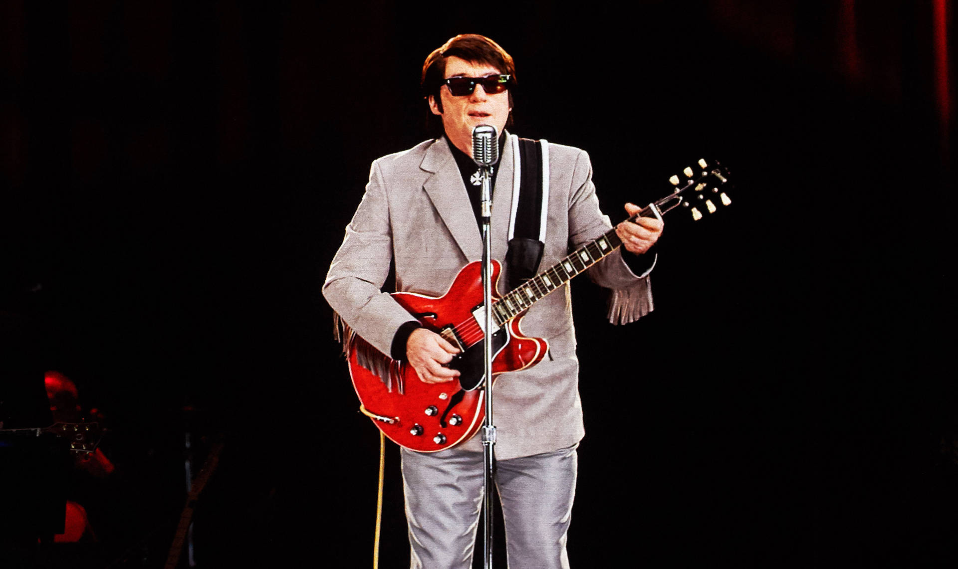 Roy Orbison Sort Dragt Live Performance Skrivebords Tapet Wallpaper
