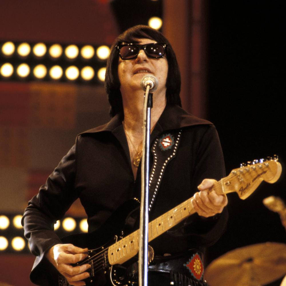 Actuaciónen Vivo De Roy Orbison En Un Estudio Brillante. Fondo de pantalla