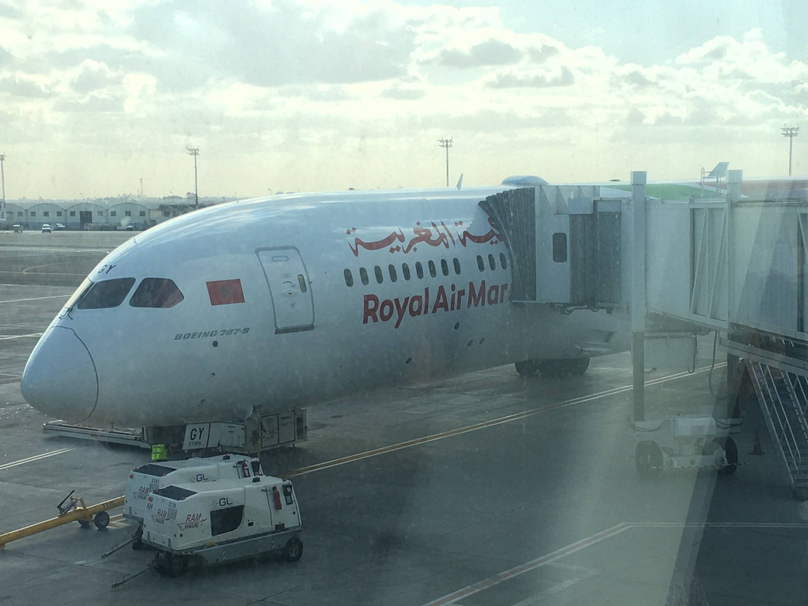 Aviónde Royal Air Maroc Y Coche En El Aeropuerto. Fondo de pantalla