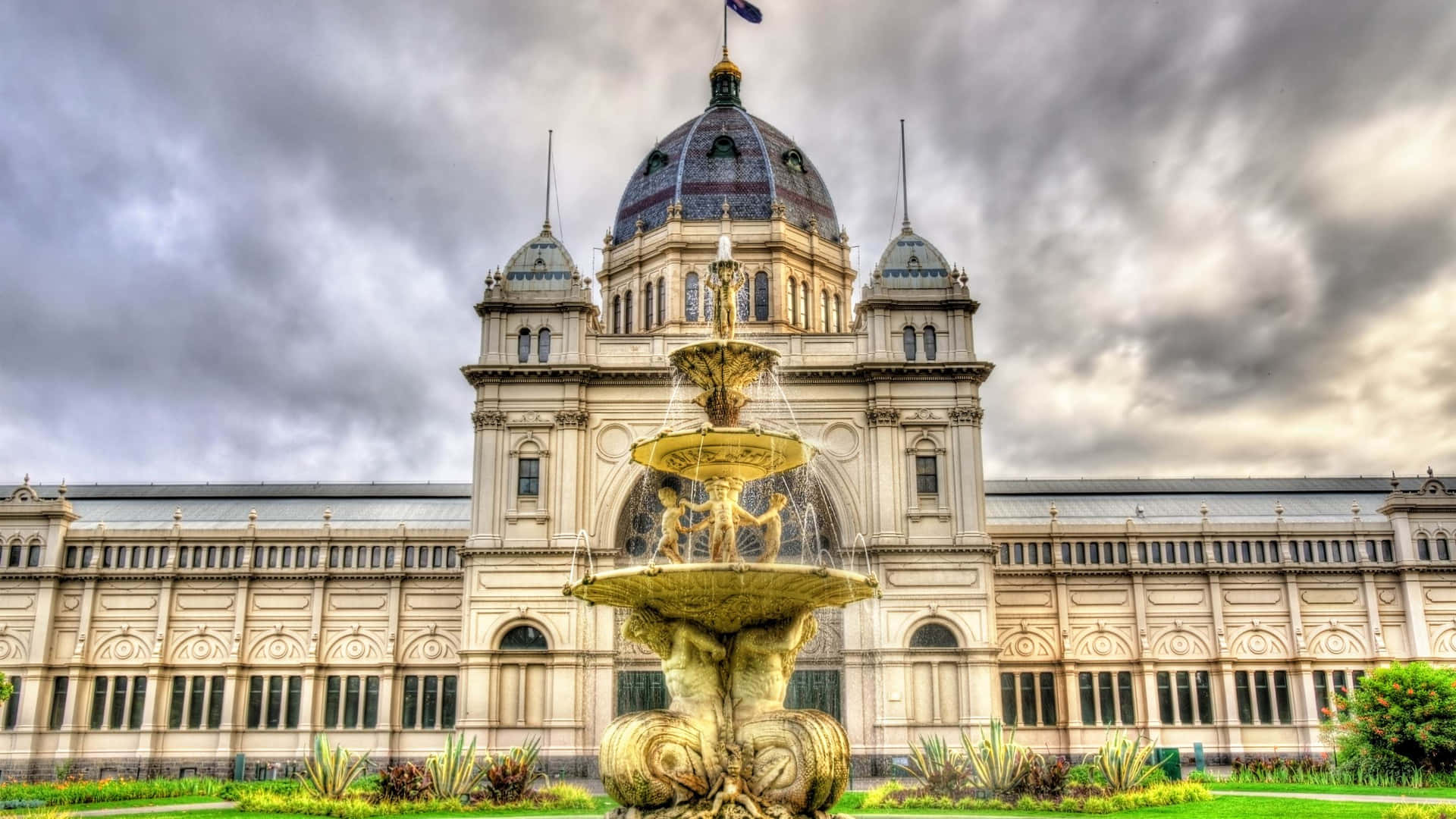 Royal Exhibition Buildingand Fountain Wallpaper