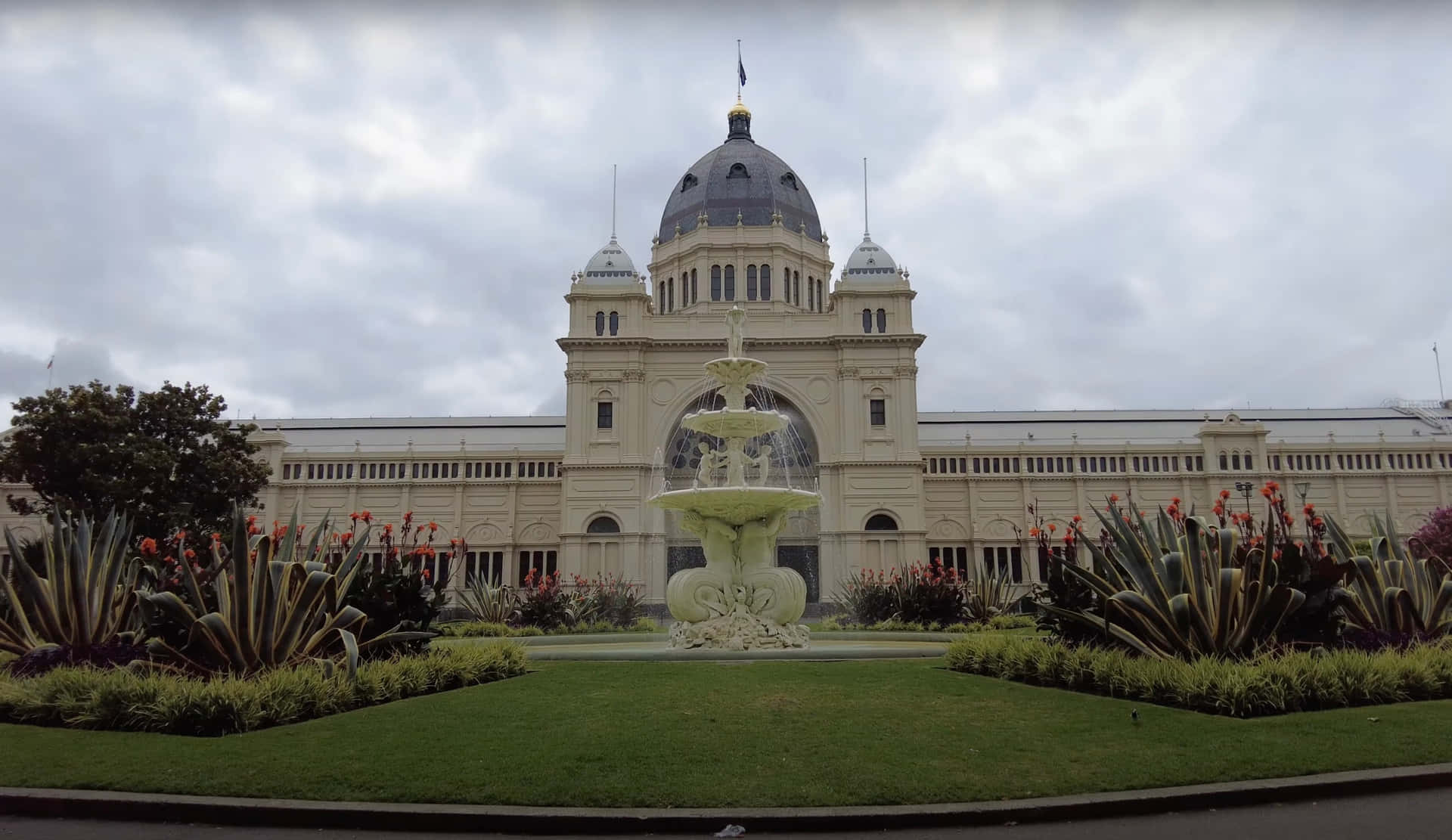 Royal Exhibition Buildingand Fountain Wallpaper