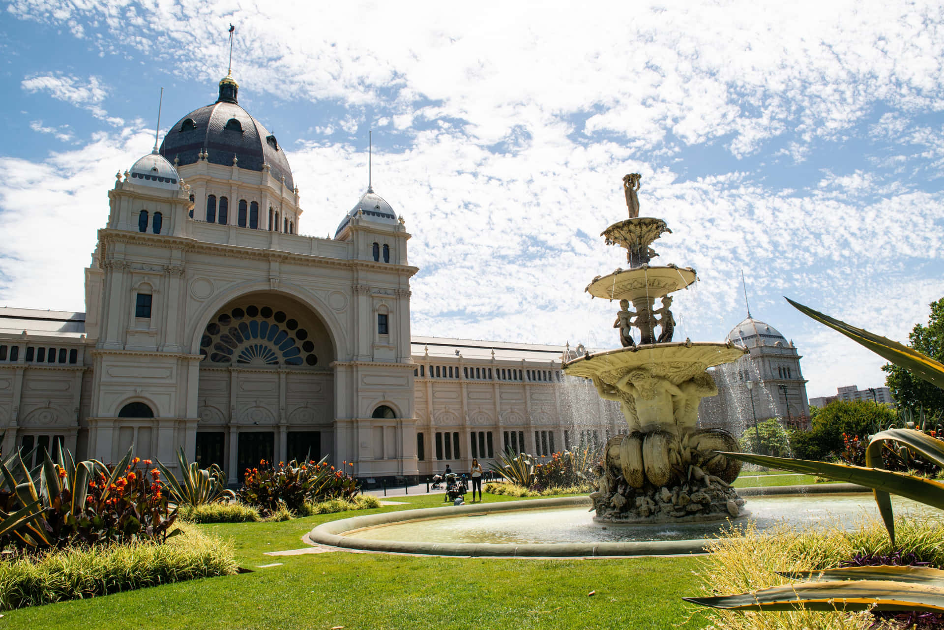 Royal Exhibition Buildingand Fountain Wallpaper