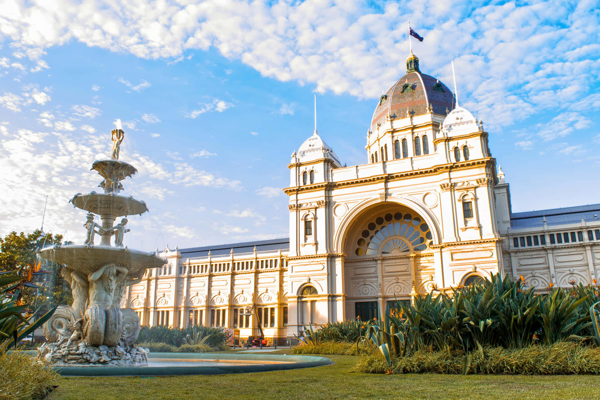 Royal Exhibition Buildingand Fountain Wallpaper