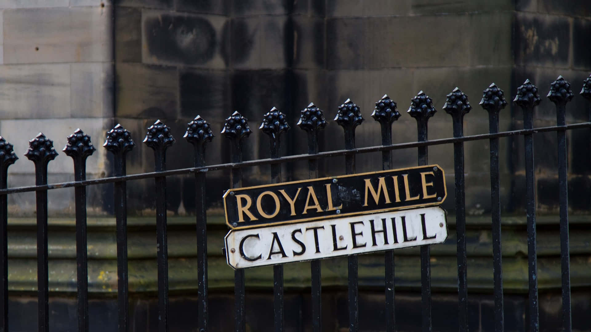 Royal Mile Castlehill Bord Op Hek Achtergrond