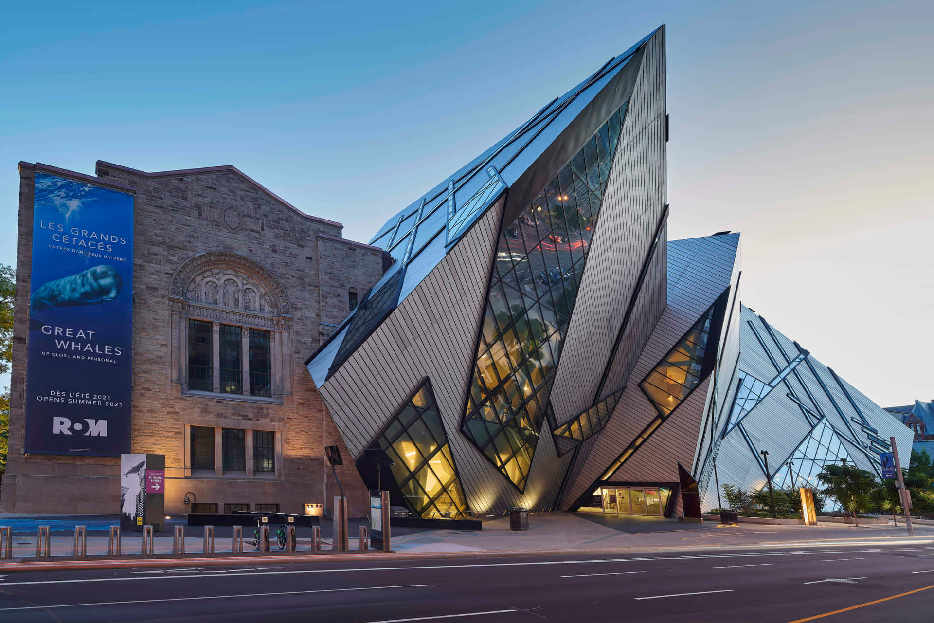 Royal Ontario Museum Exterior Dusk Wallpaper