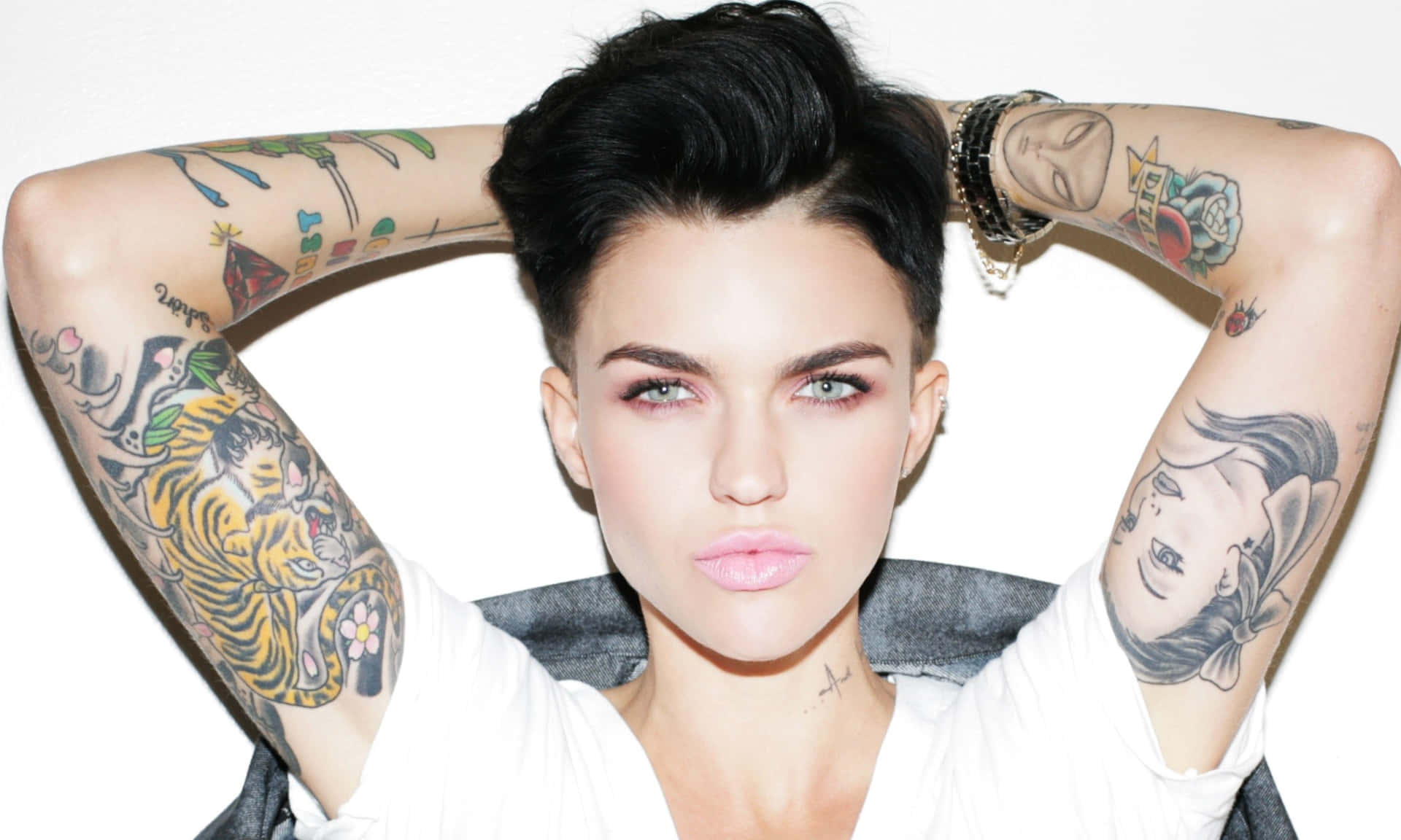 Rubyrose Tatuerad På Halsen. (this Is A Literal Translation And May Not Make Sense In Swedish Language And Culture. It Is Recommended To Use A More Cultural Appropriate Translation In Context Of Computer Or Mobile Wallpaper.) Wallpaper