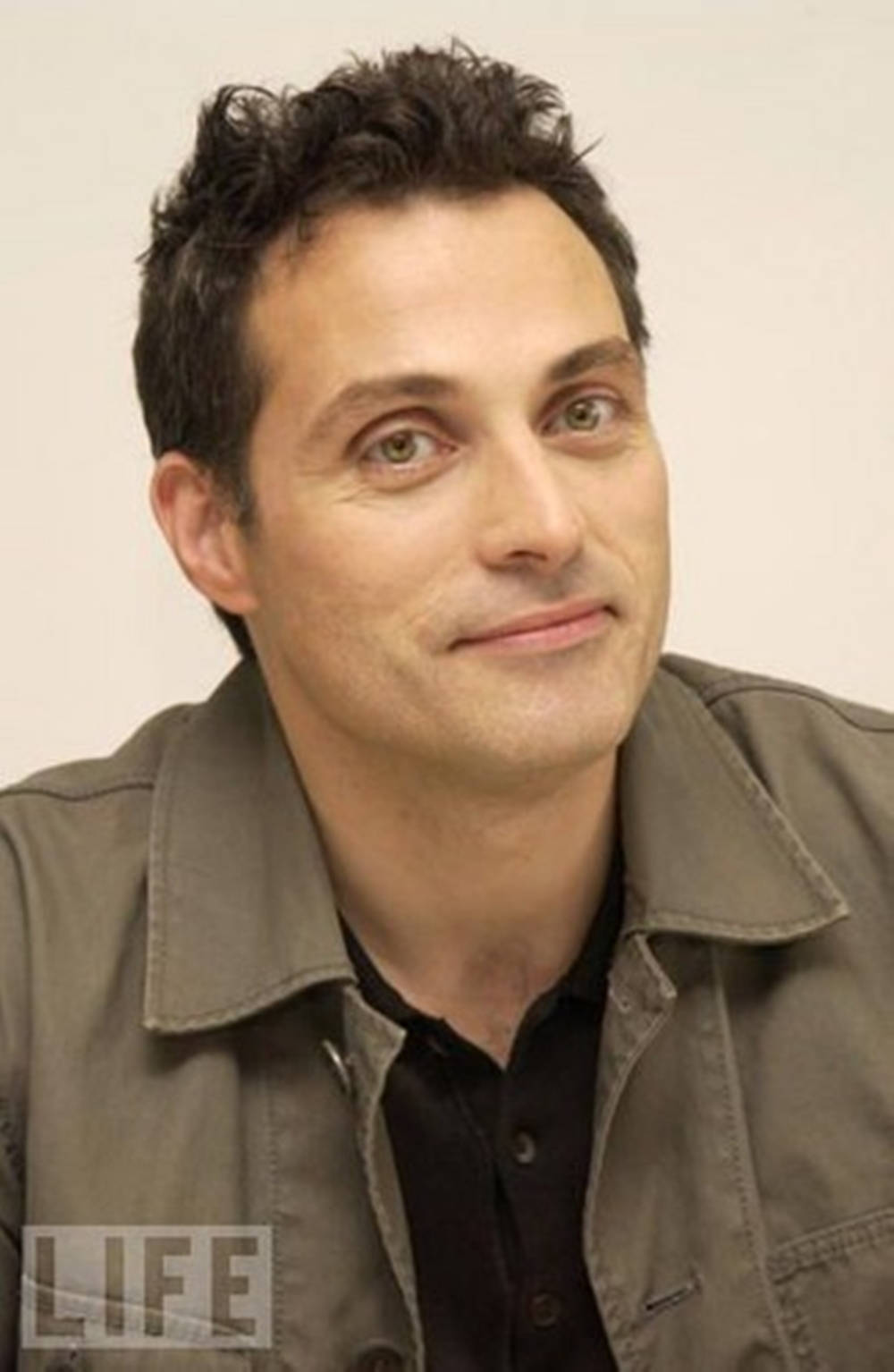 "Elegant and Charming Rufus Sewell, The Magnificent British Actor" Wallpaper