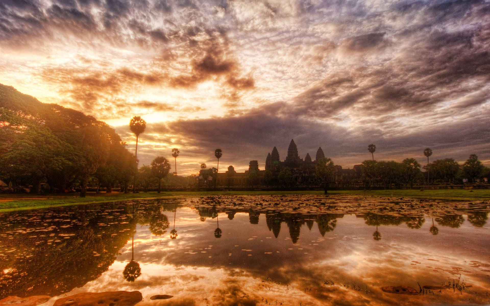 Ruinasde Angkor Wat Bajo Un Majestuoso Cielo Al Atardecer Fondo de pantalla