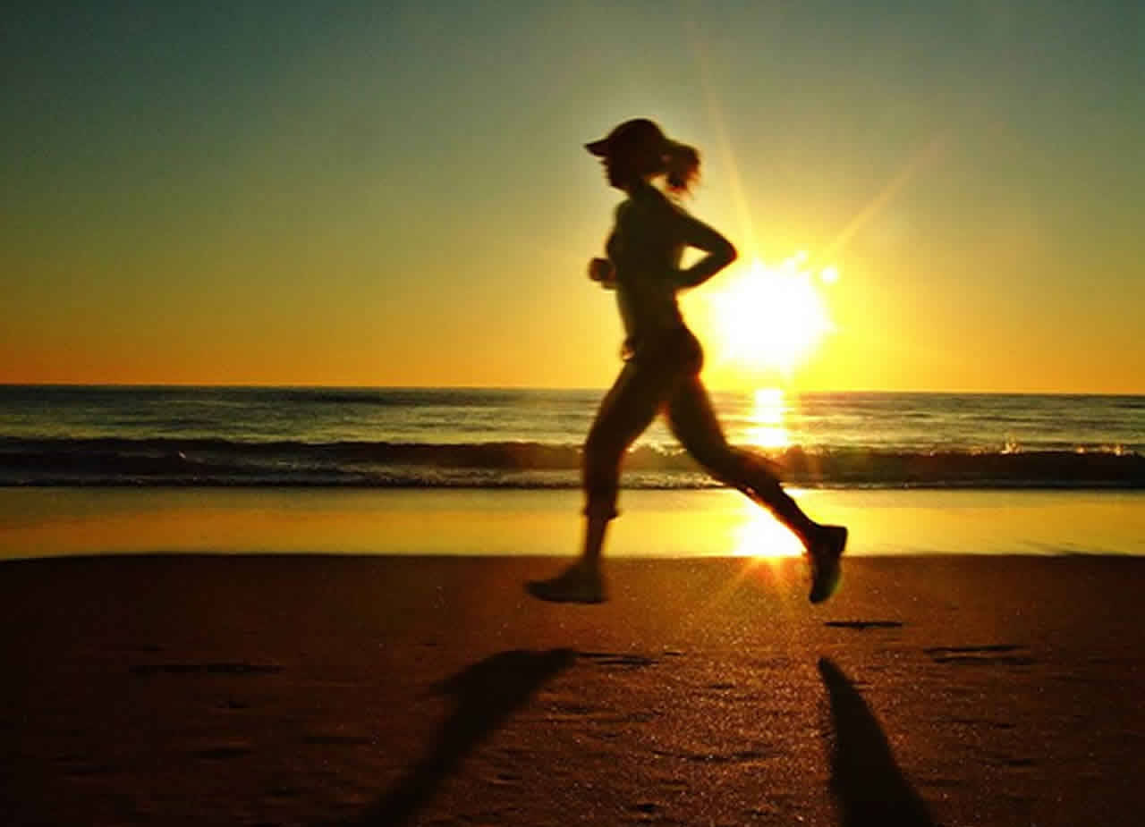 En løpende kvindesilhuet på havets baggrund for fysioterapi. Wallpaper