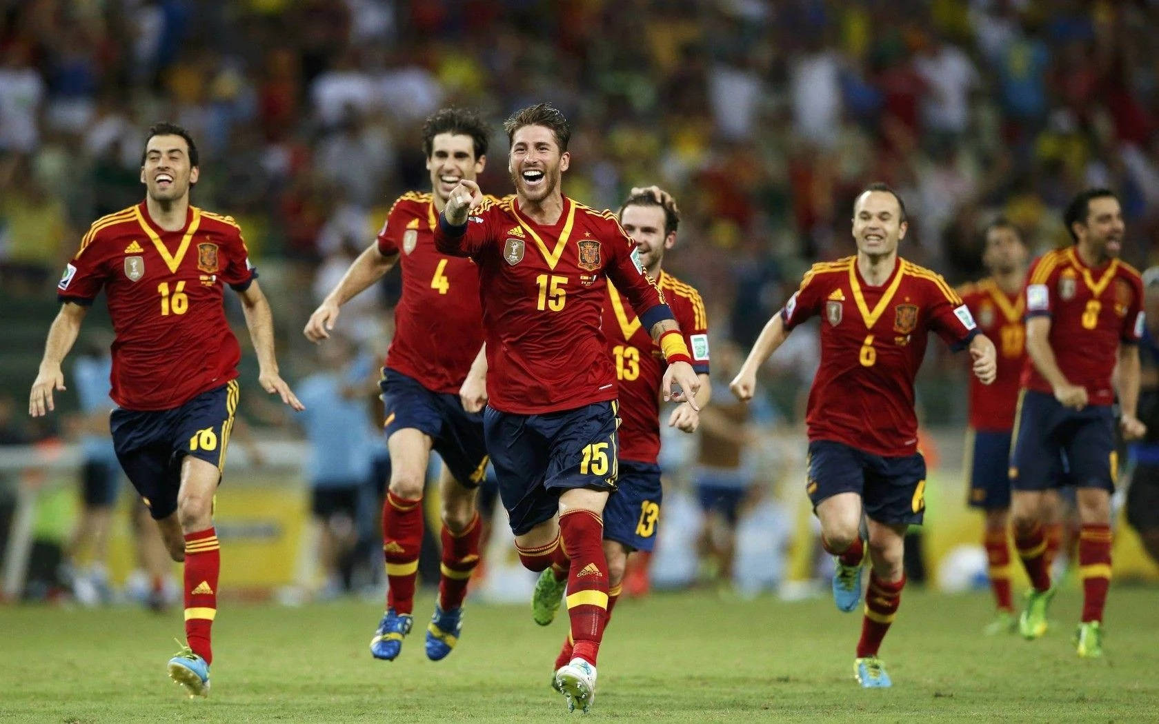 Kører det spanske nationale fodboldholds logo på væggen Wallpaper