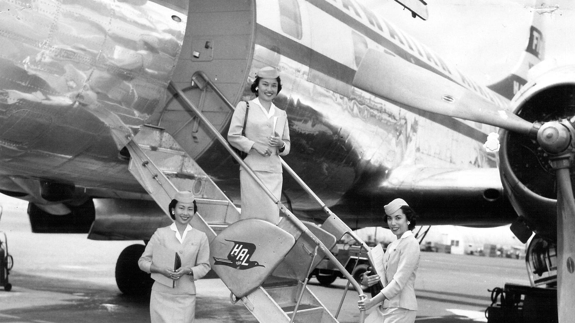 Bereitfür Den Start: Flugbegleiterinnen Auf Der Startbahn Wallpaper