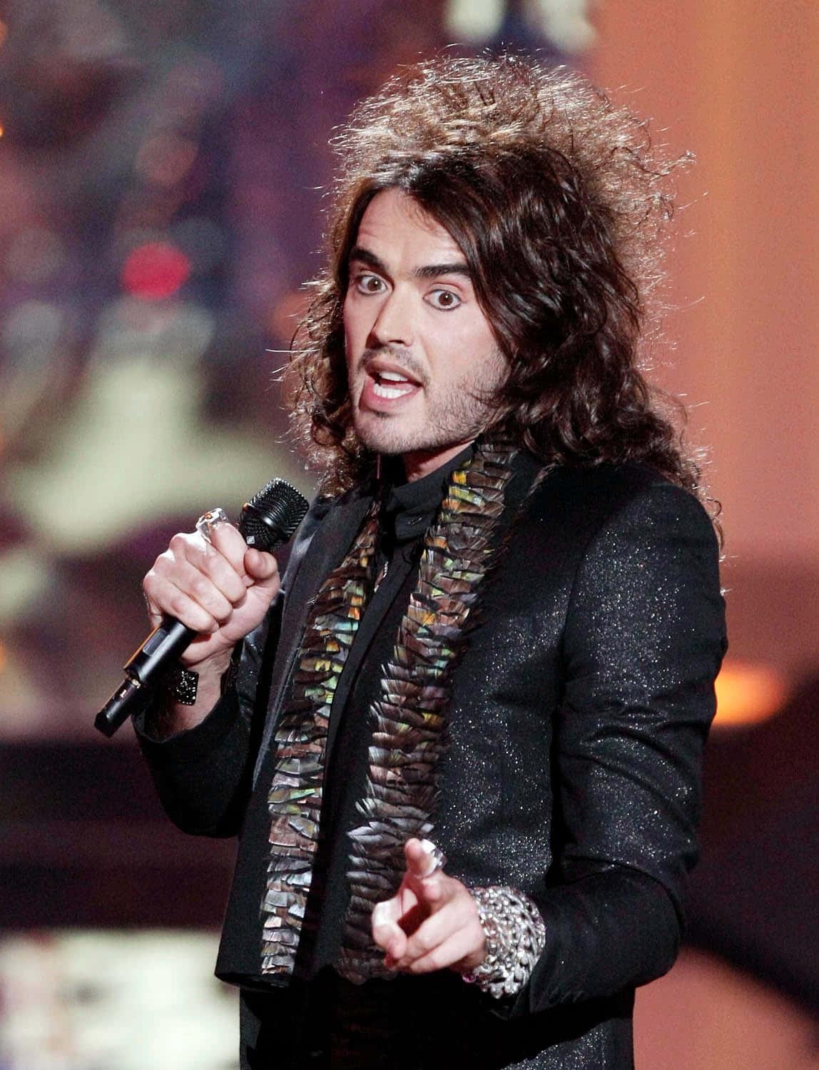 Russell Brand Enthralling Audience With His Stand-up Comedy Wallpaper