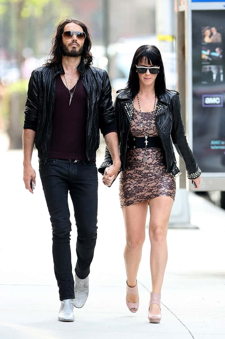 Russell Brand Walking With Katy Perry Wallpaper