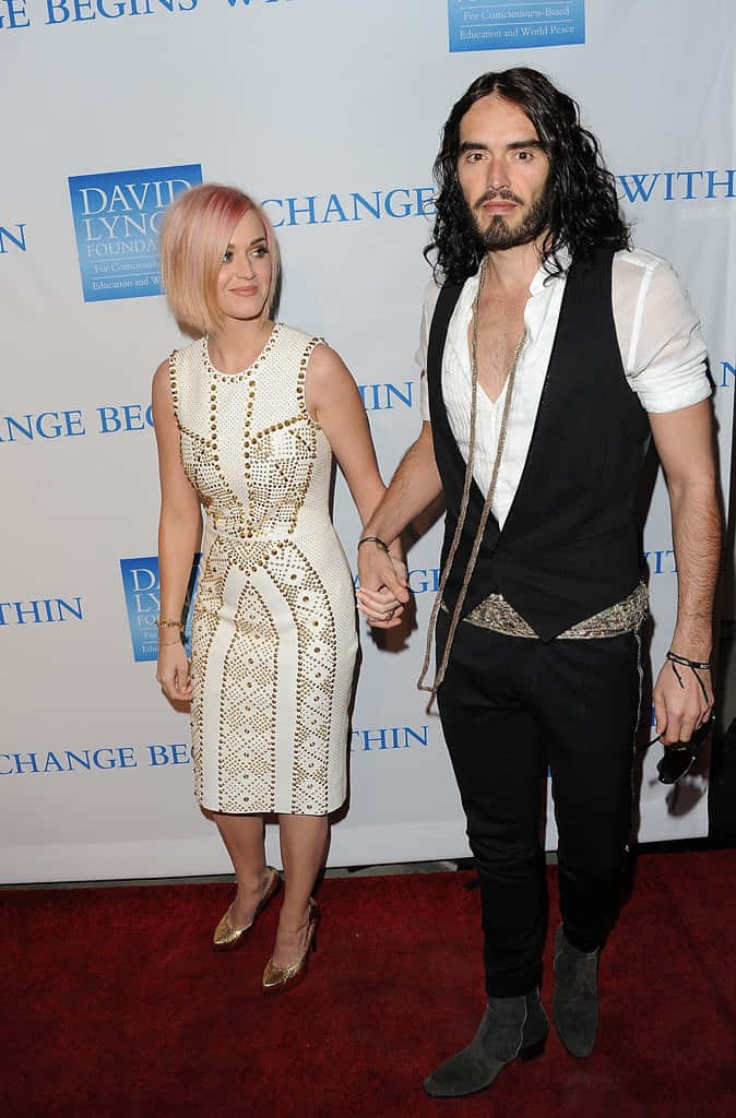 Russellbrand Con Katy Perry En La Alfombra Roja. Fondo de pantalla