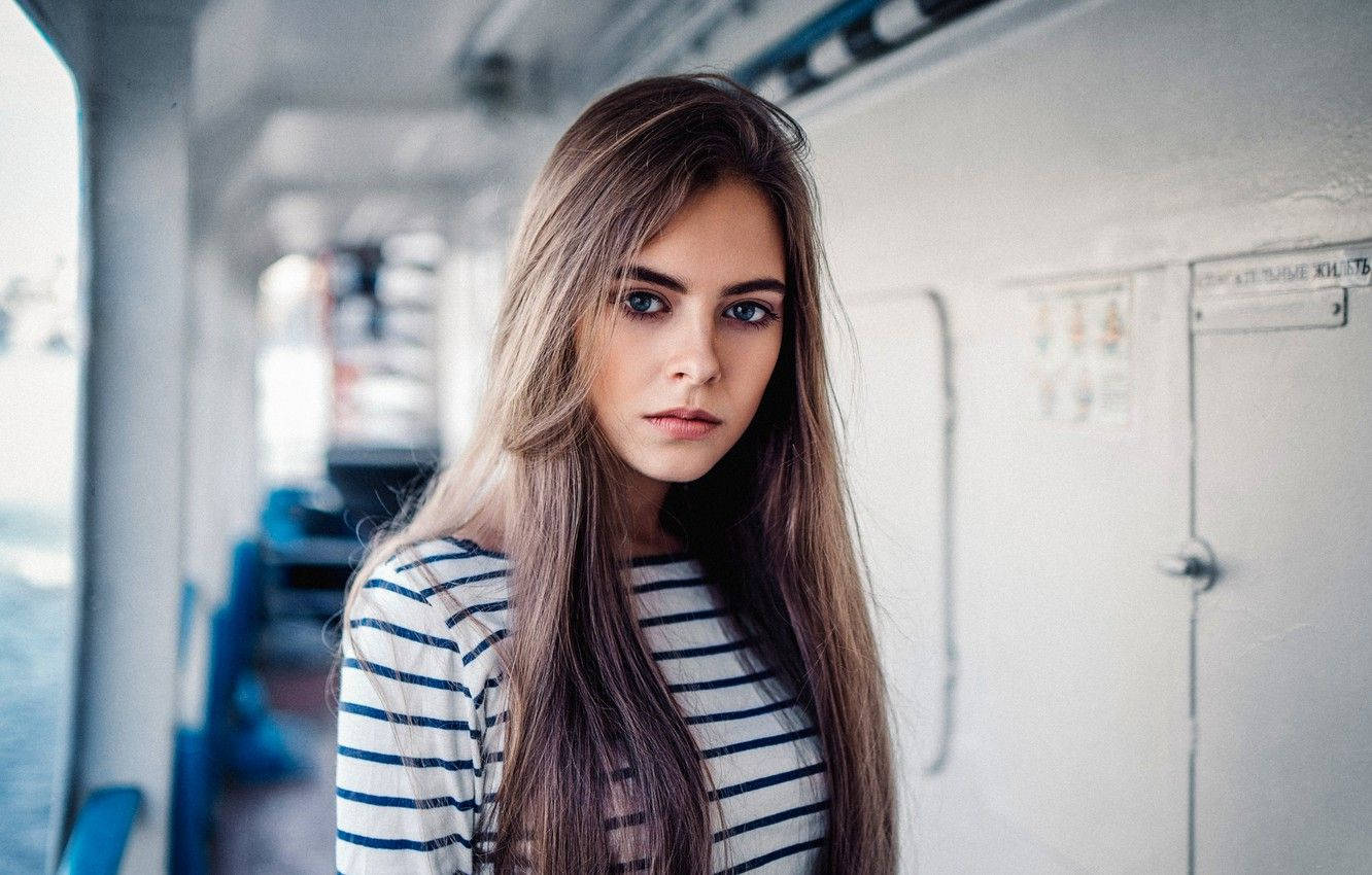 Download Russian Girl In Blue White Hallway Wallpaper 