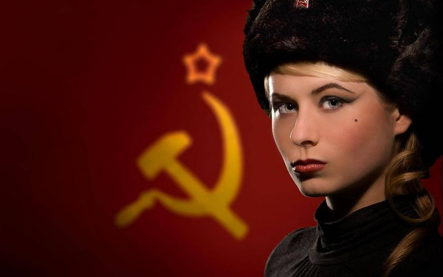 Russischesmädchen Mit Kommunistischer Flagge Wallpaper