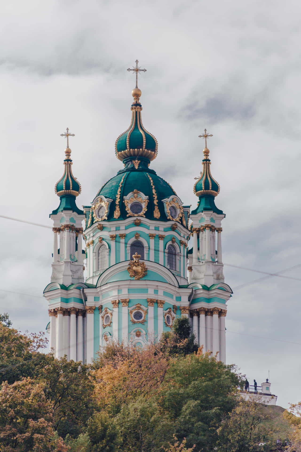 En kirke med en grøn kuppel på toppen af den Wallpaper