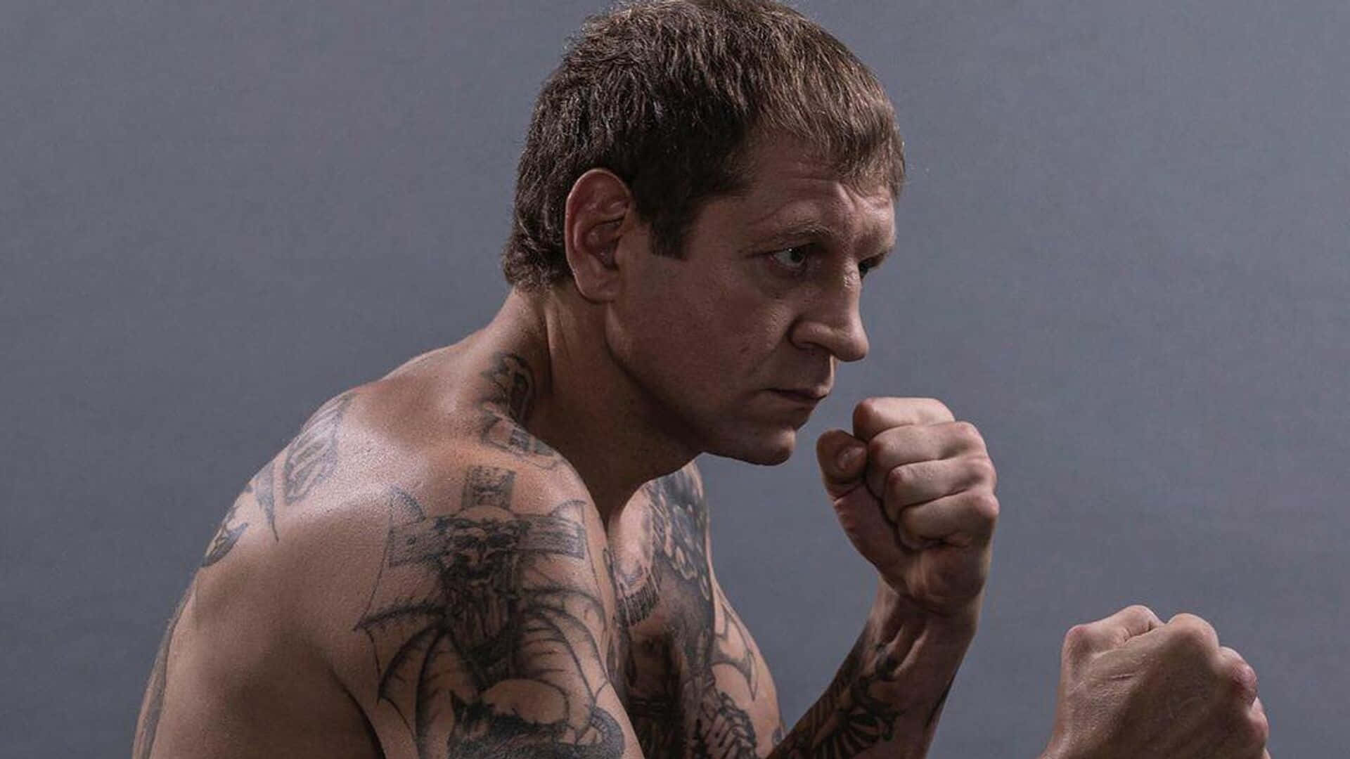 Imagende Aleksander Emelianenko, Luchador Ruso De Artes Marciales Mixtas, En Postura De Striking. Fondo de pantalla