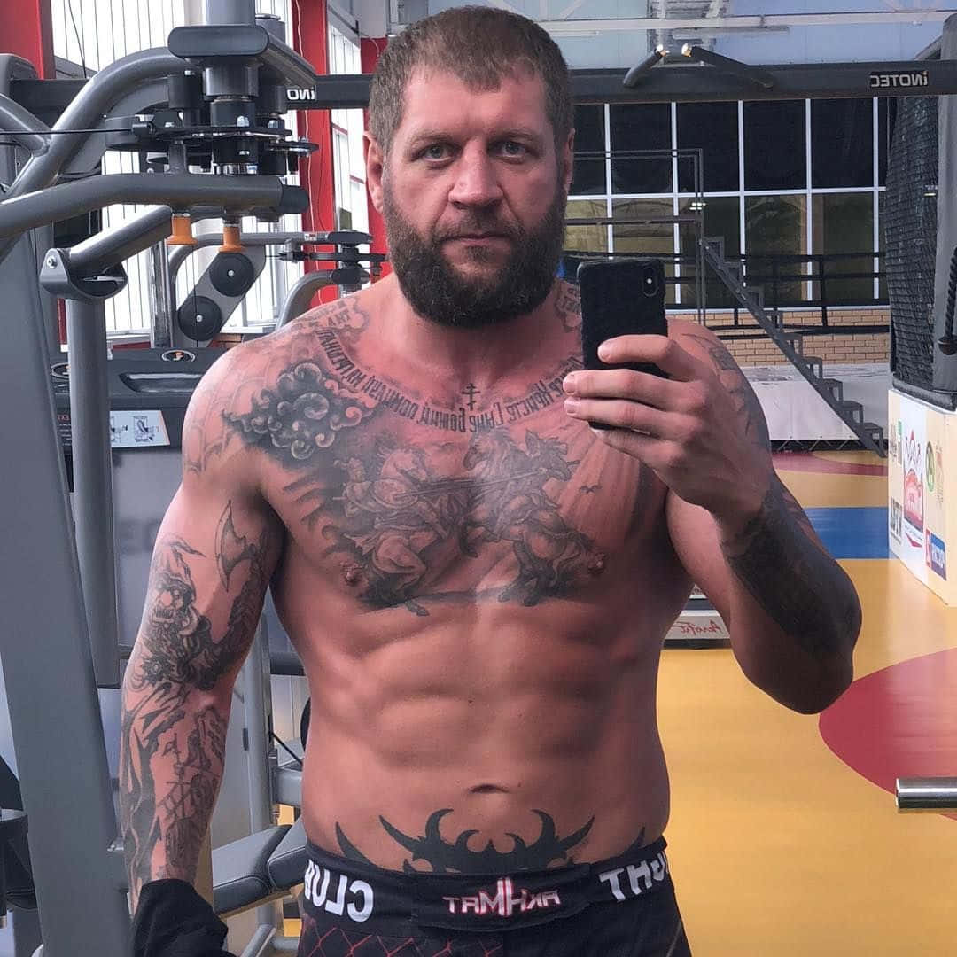 Russisk MMA fighter Aleksander Emelianenko Træning Selvportræt Tapet Wallpaper