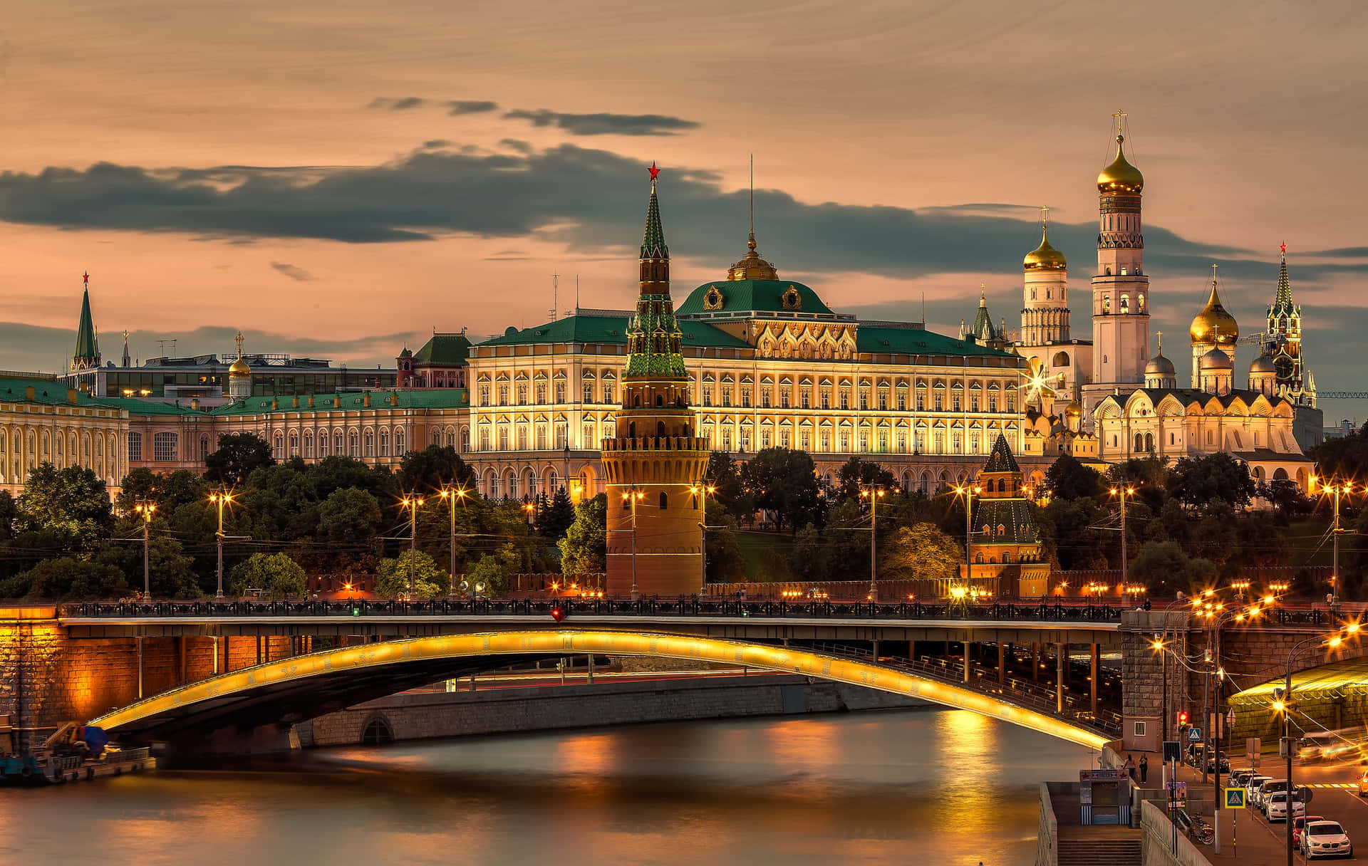 The amazing colors of the sunset over the vibrant city of Moscow Wallpaper