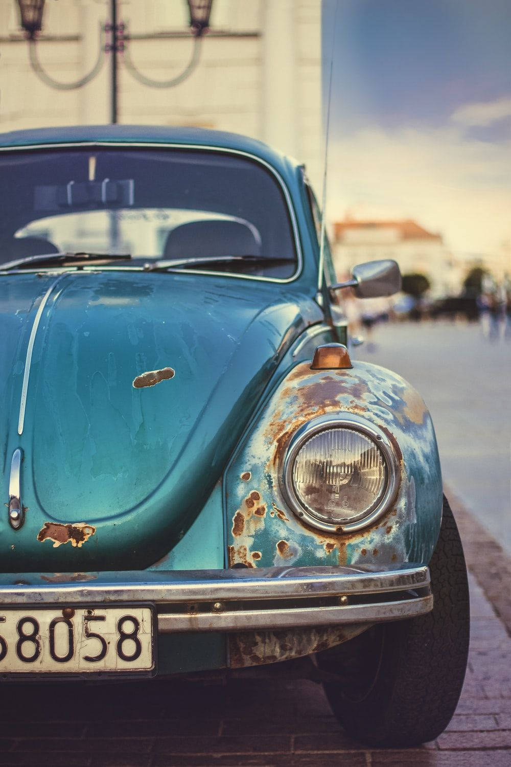 Dette tapet viser et klassisk tysk Volkswagen Beetle bil firmaer. Det har et rustet finish, der gør det meget rustikt. Wallpaper