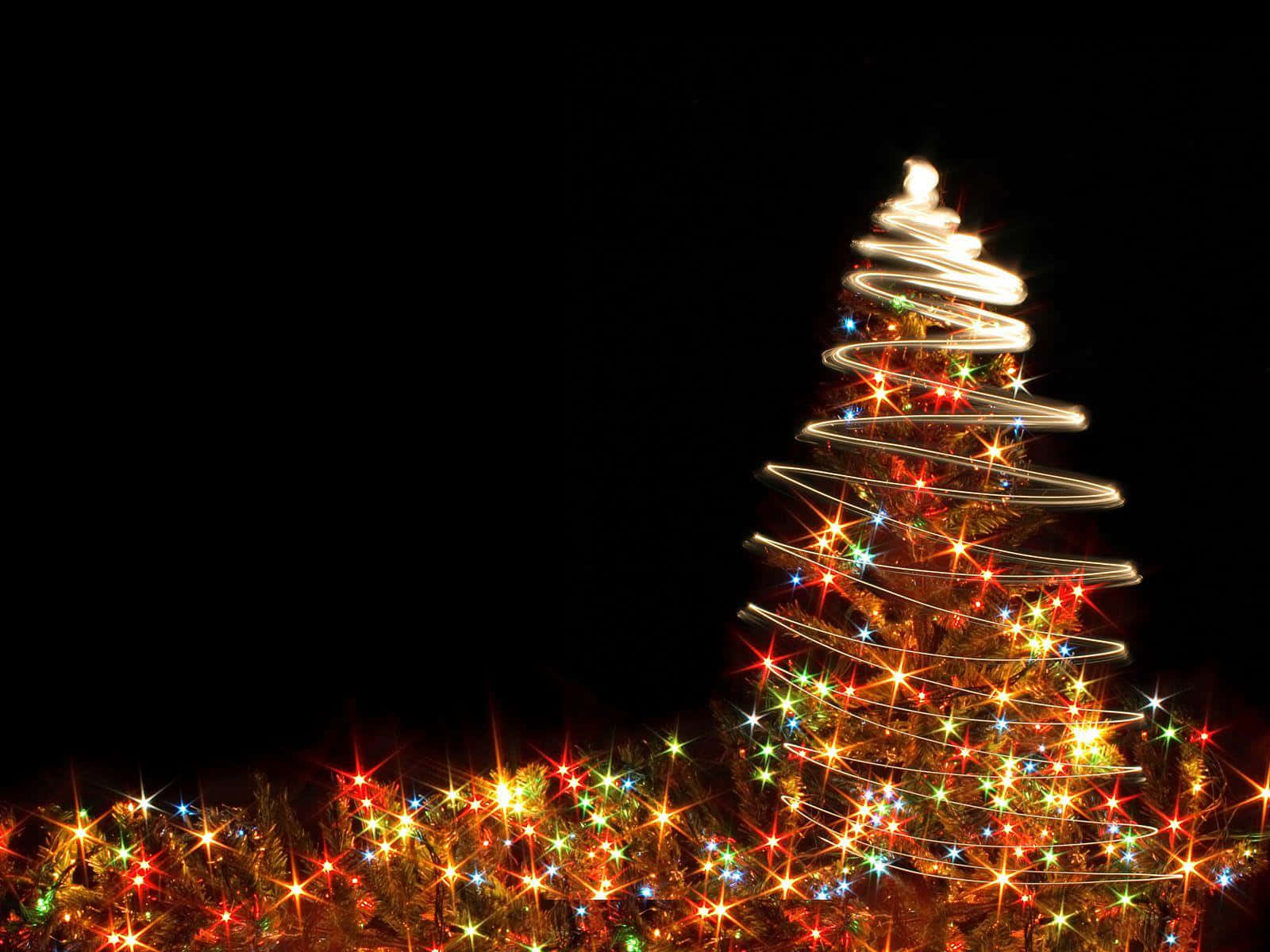 Unárbol De Navidad Con Luces Encendidas