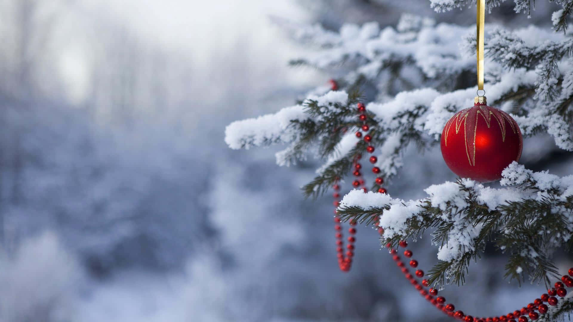 Weihnachtsbaummit Roten Verzierungen Im Schnee