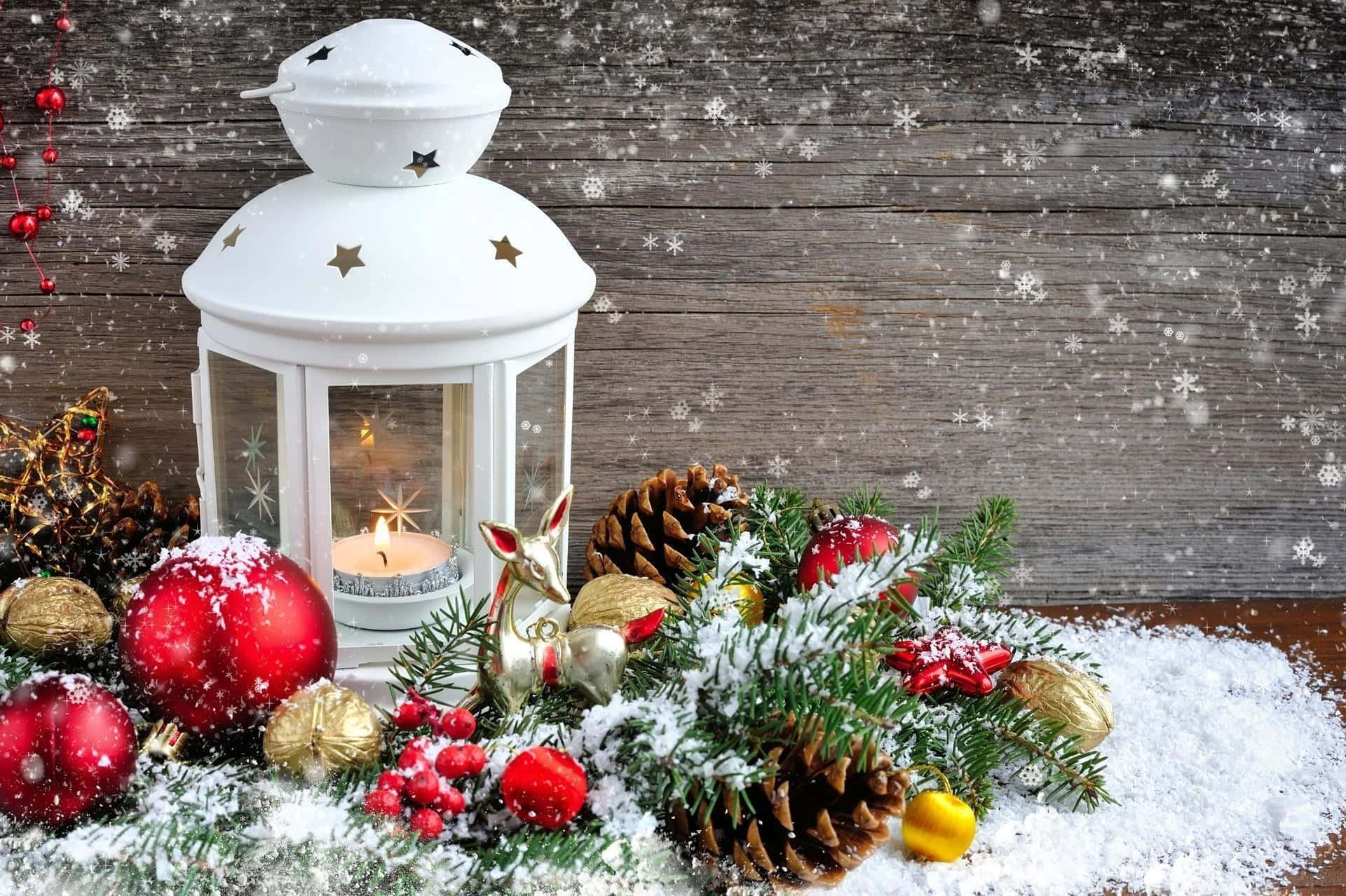 Einenatürliche, Rustikale Weihnachtsszene Mit Einem Geschmückten Tannenbaum Und Einer Sanften Schneedecke.