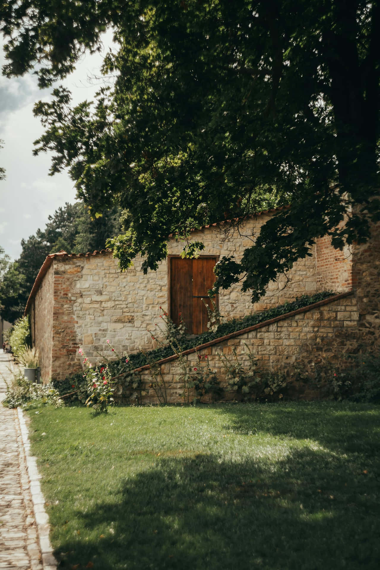 Bâtiment En Pierre Rustique Entouré De Végétation Fond d'écran