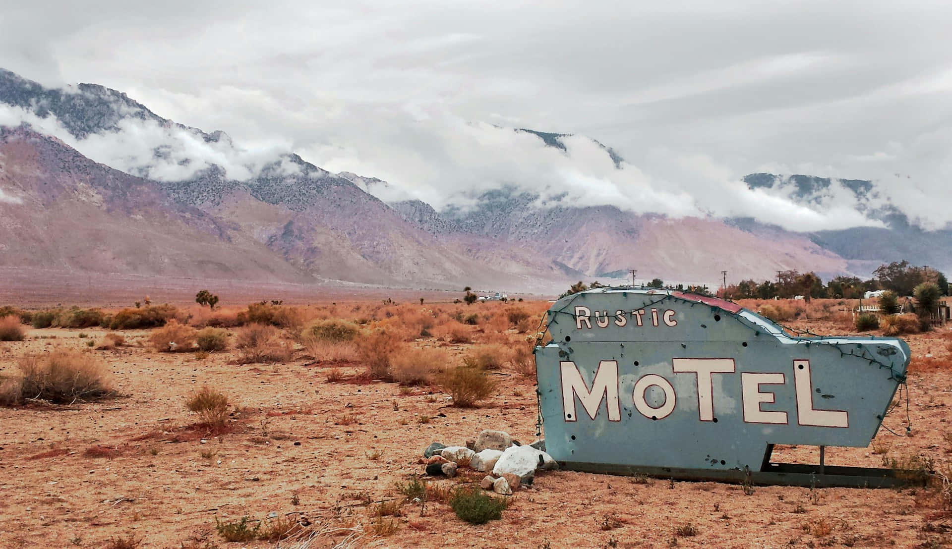 Panneau Vintage De Motel Rustique Dans Un Paysage Désertique Fond d'écran