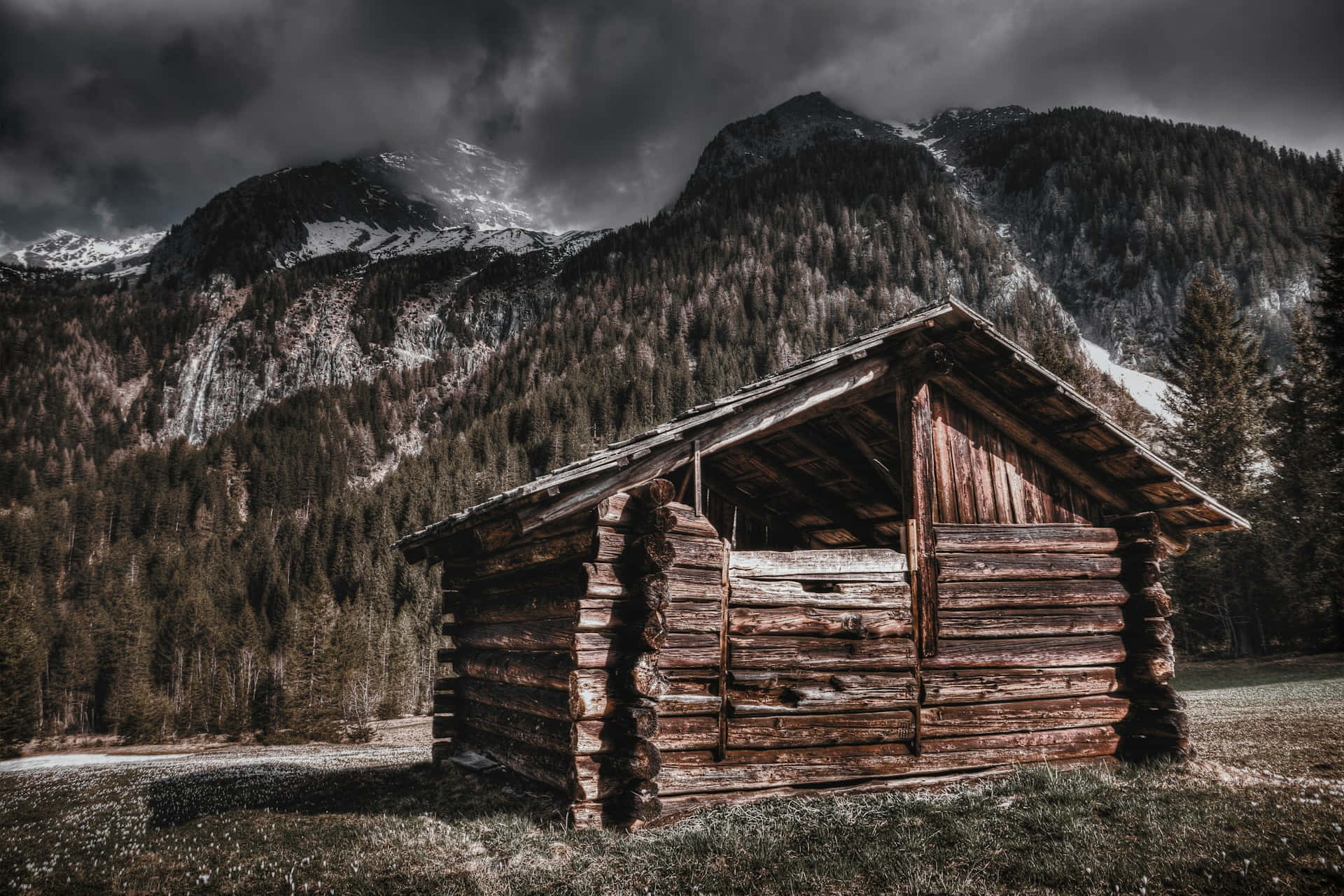 Cabane En Bois Rustique En Montagne Fond d'écran