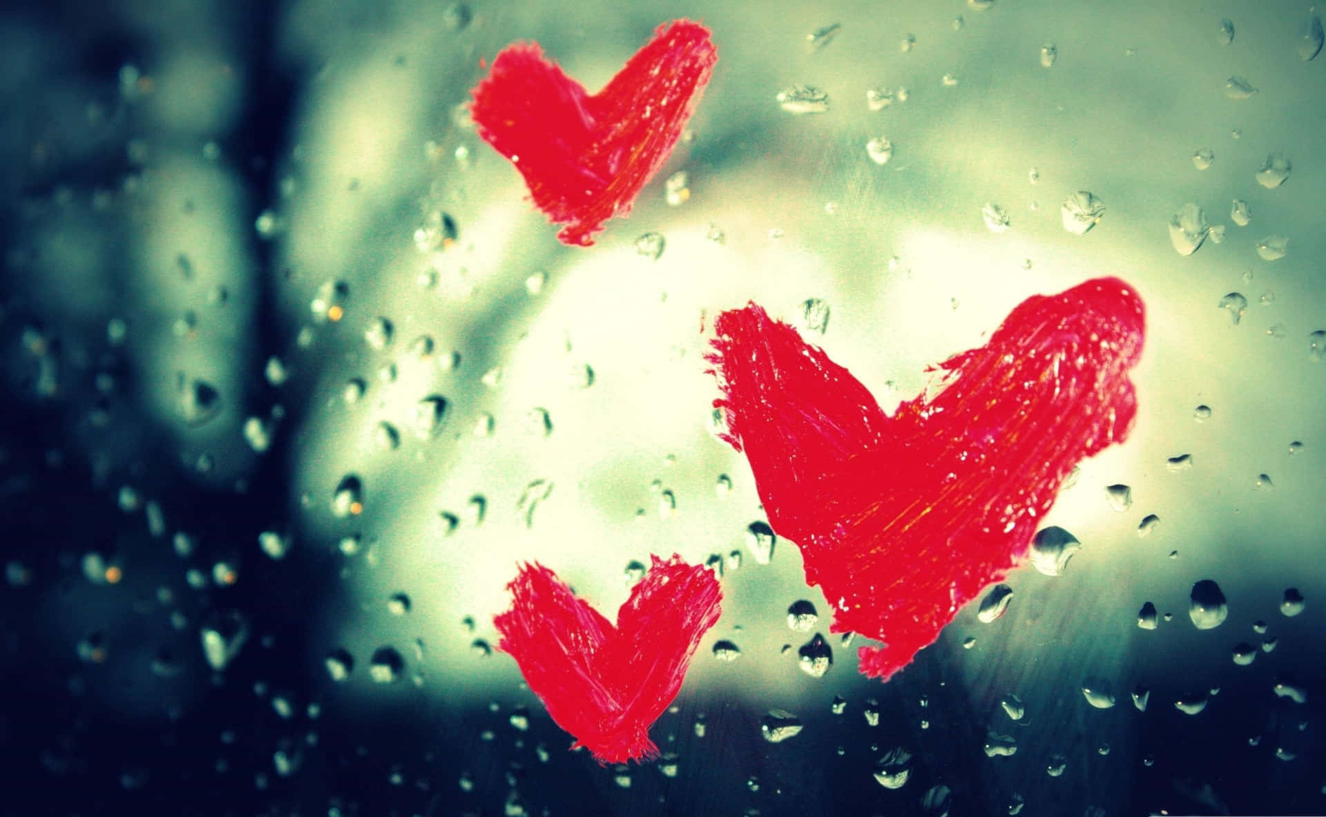 Røde hjerter på en regnfuld vindue Wallpaper