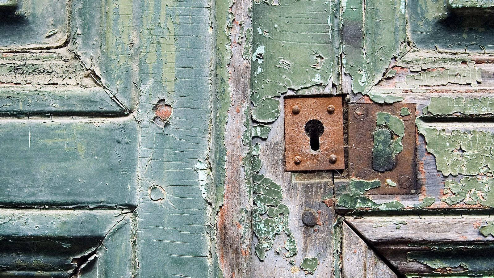 Rusty Keyhole of an Ancient Door Wallpaper