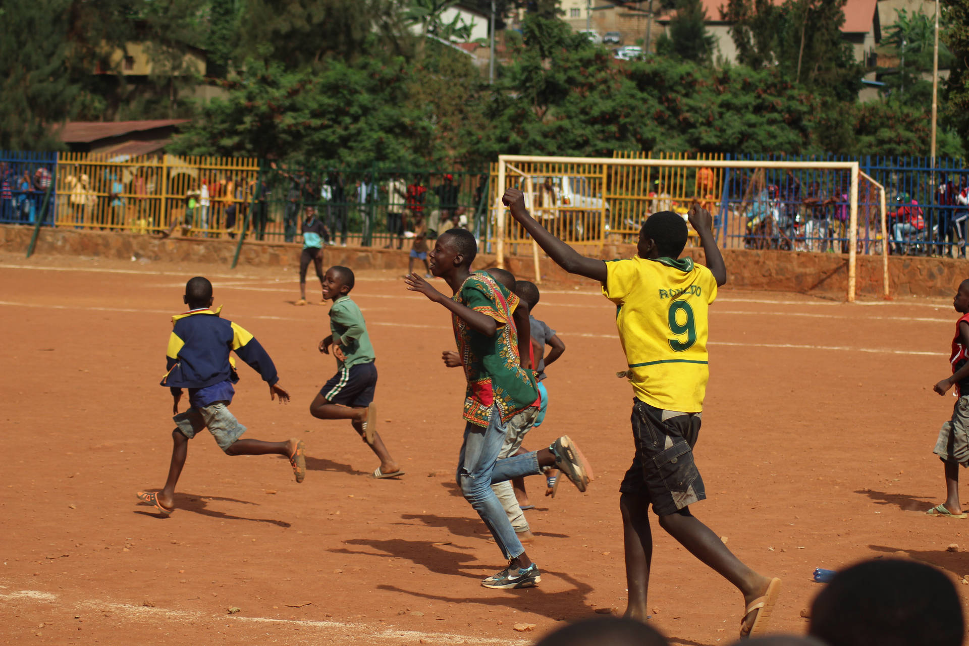 Rwandisk Fodbold Spiller på Baggrund: Korn tegner stjerneformet mønster Wallpaper