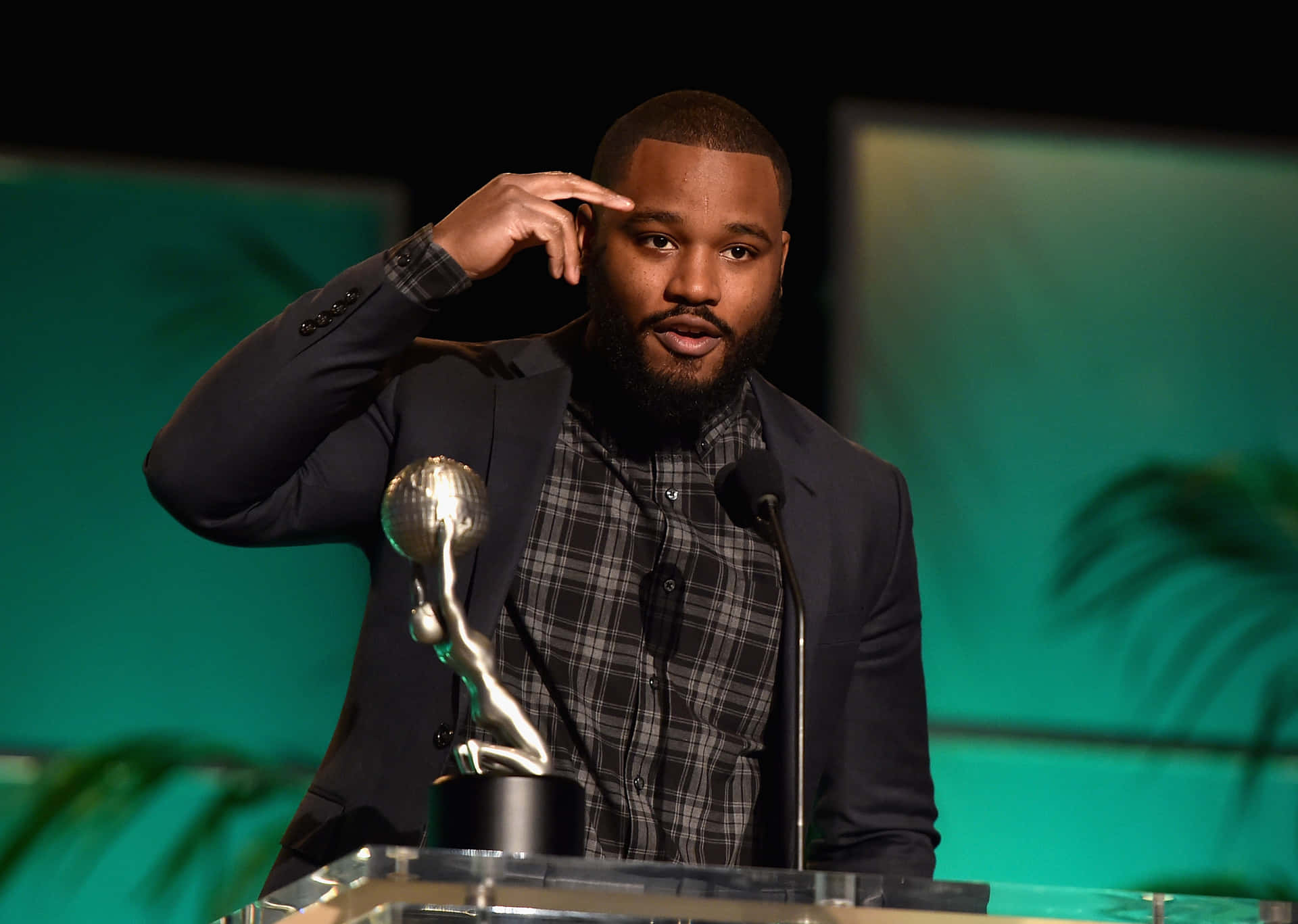 Directorryan Coogler Posando En Un Evento. Fondo de pantalla