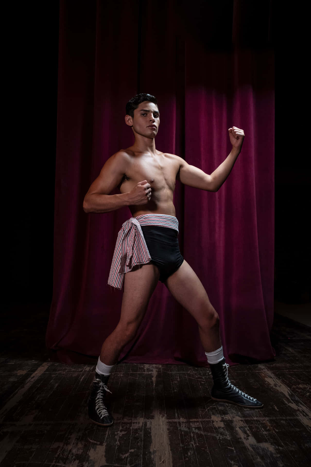Unhombre En Shorts De Boxeo Posando Para Una Foto. Fondo de pantalla