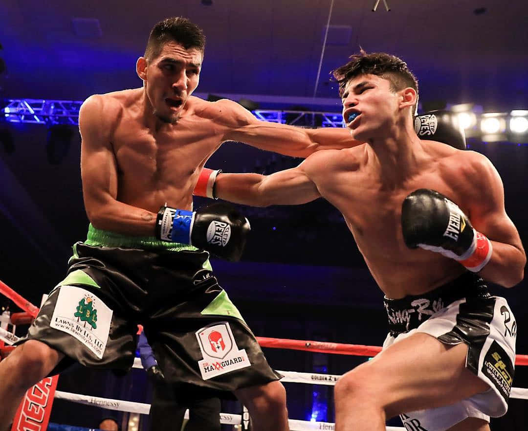 Ryan Garcia kaster et slag under hans december 2019 super fjerkevægt boksekamp. Wallpaper